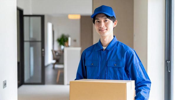 荷物を運ぶ引っ越し業者 荷物を運ぶ引っ越し業者の写真