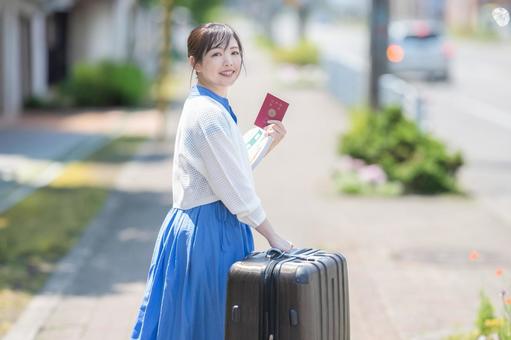 パスポートとスーツケースを持った女性 パスポートとスーツケースを持った女性 旅行,旅,女子旅の写真素材