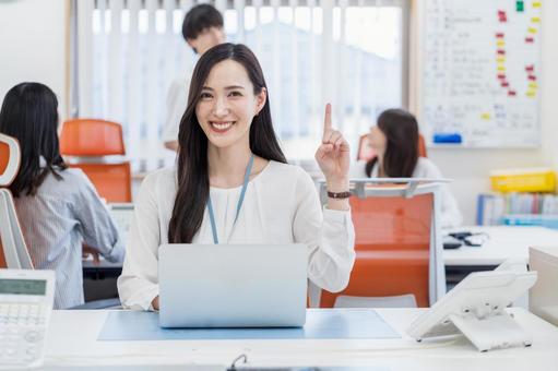 オフィスで仕事をする社員。 オフィスで仕事をする社員。 女性,若い女性,パソコンの写真素材