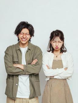 笑顔と変顔の二人 笑顔と変顔の二人の写真