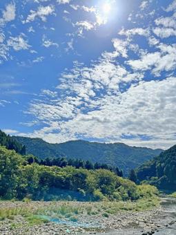 里山と太陽 里山と太陽の写真