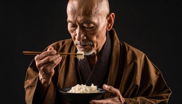 精進料理を食べる老いた僧侶 精進料理を食べる老いた僧侶の写真