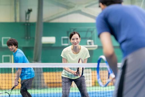 スポーツジムでテニスをする若い男女 テニス,テニススクール,スポーツジムの写真素材