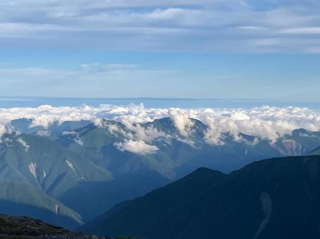 荒川中岳山頂より 遠くの山々2 荒川中岳山頂より 遠くの山々2の写真