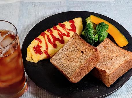 朝ごはん　全粒粉のトースト 食パン,トースト,朝食の写真素材