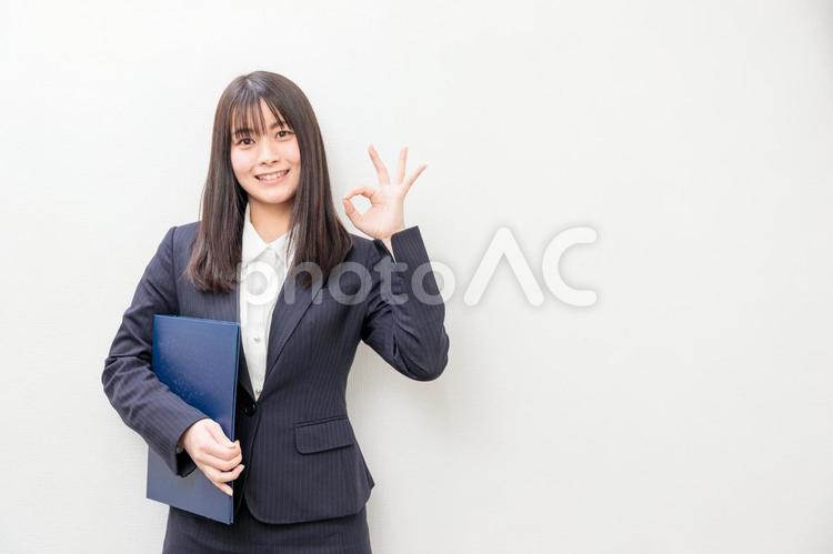 バインダーを持ってOKする女性スタッフ 転職,新入社員,就活の写真素材