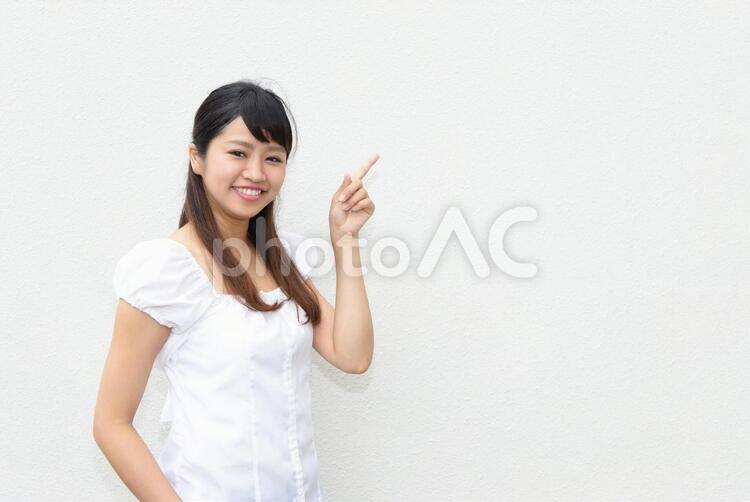 指示する笑顔の女性 女性,女,笑顔の写真素材
