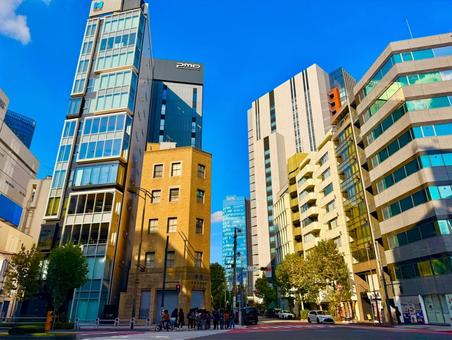 神田の都会なスカイラインと交差点 神田,青空,空の写真素材