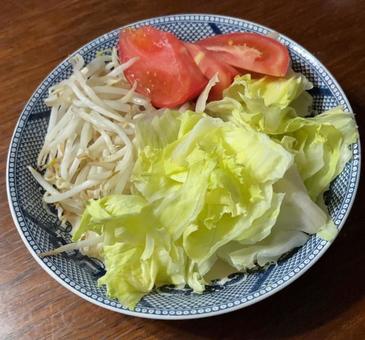 もやしレンチンにトマトとレタス もやしレンチンにトマトとレタスの写真