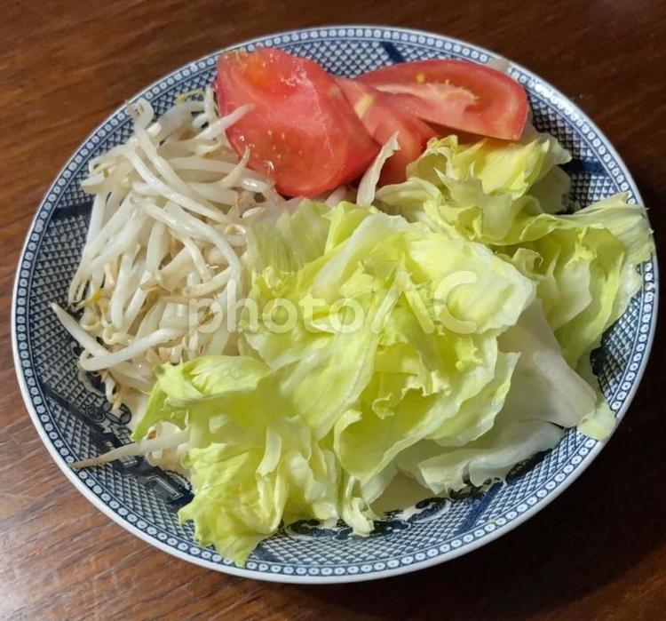 もやしレンチンにトマトとレタス 夕食,もやしレンチン,トマトの写真素材