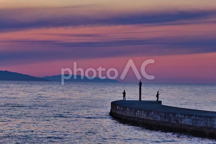 海と雲と釣り人と 海,夕焼け,オレンジの写真素材