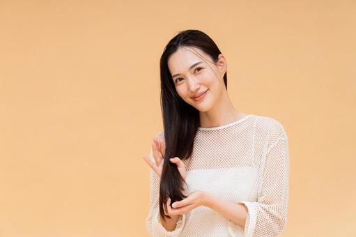 若い女性のヘアケア 若い女性のヘアケア ヘアケア,女性,健康の写真素材
