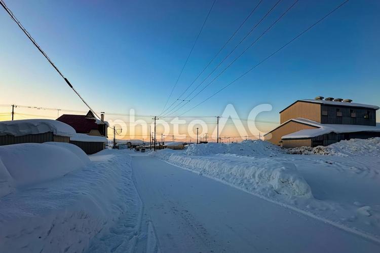 雪に埋もれた住宅街の夕日 雪,冬,風景の写真素材