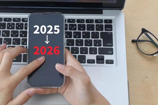 スマホを持つ男性　2025・2026 2025,2026,西暦の写真素材