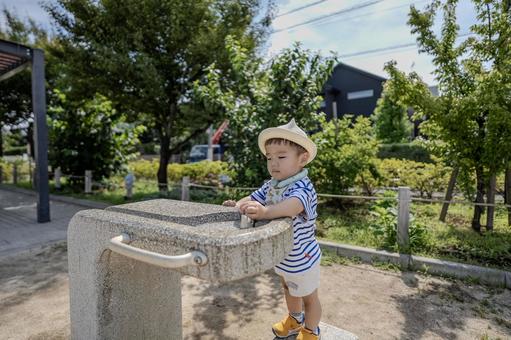 公園の水飲み場で遊ぶ子供 公園の水飲み場で遊ぶ子供 子供,日本人,人物の写真素材