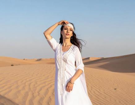 砂漠に立つ美女 砂漠に立つ美女の写真