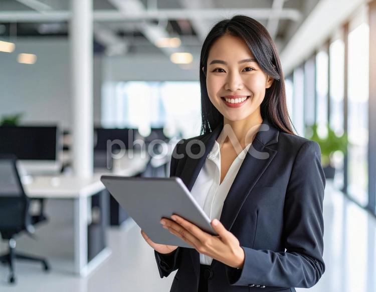 タブレット端末を持った女性社員　ol2 タブレット端末,ビジネスウーマン,社員の写真素材