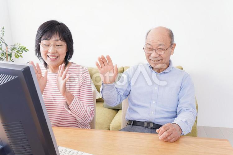 パソコンでテレビ電話をする高齢の夫婦 貯蓄,夫婦,体調管理の写真素材