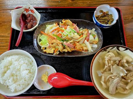 沖縄の定食 沖縄の定食の写真