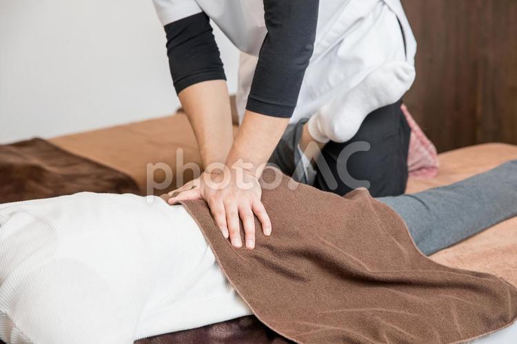 整体を受ける女性（腰） 骨盤矯正,腰,マッサージの写真素材
