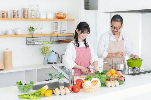キッチンで料理を作るミドルの夫婦 キッチンで料理を作るミドルの夫婦 料理,家族,夫婦の写真素材