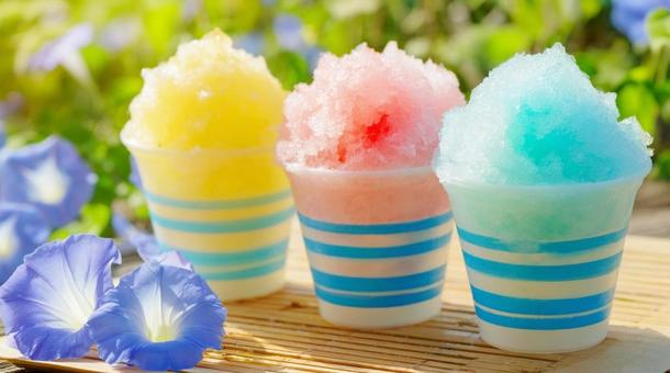 色とりどりのかき氷と朝顔・夏祭りの氷菓子 色とりどりのかき氷と朝顔・夏祭りの氷菓子の写真