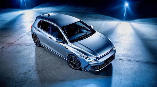 クールな印象を与えるシルバーボディの車の写真