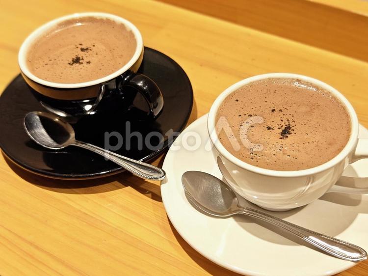 白と黒のカップのホットチョコレート2 ココア,ホットココア,ホットチョコレートの写真素材