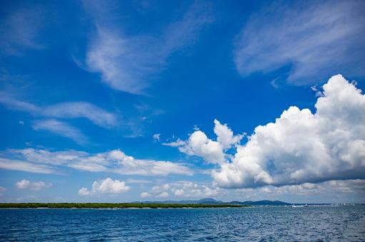 沖縄 石垣島の海と空 沖縄 石垣島の海と空の写真