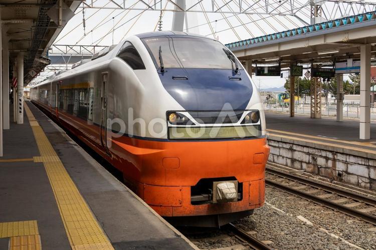 青森駅停車中の奥羽本線特急車両つがる 鉄道,電車,車両の写真素材