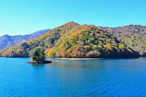 奥日光の紅葉（中禅寺湖、男体山） 紅葉,秋,風景の写真素材