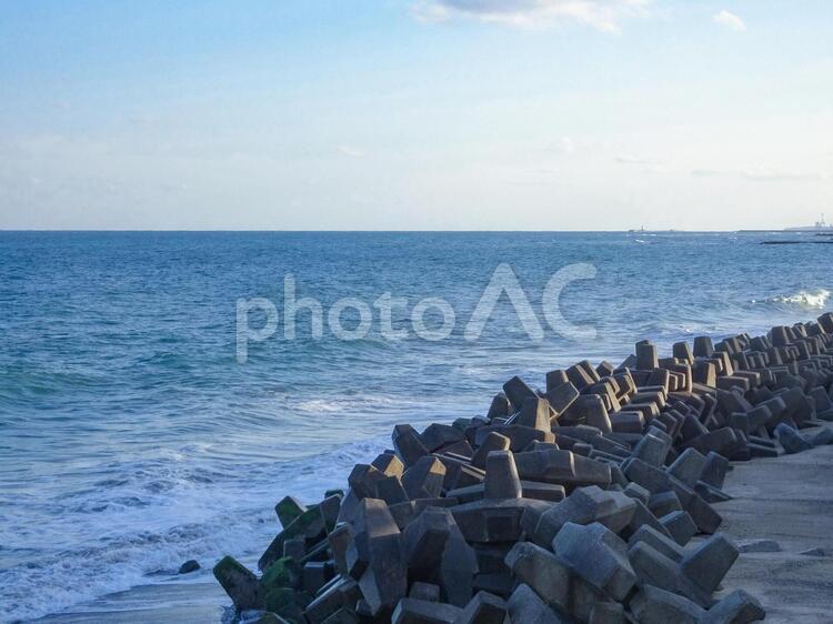 打ち寄せる波をブロックするテトラポッド　海岸の風景 水平線,海,大海原の写真素材