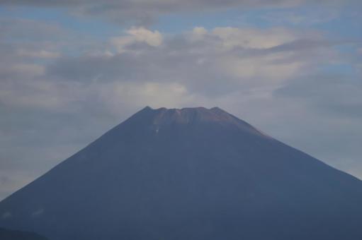 雲の多い空と朝陽のあたる富士山のアップ 雲の多い空と朝陽のあたる富士山のアップ 雲,多い,空の写真素材
