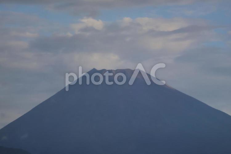 雲の多い空と朝陽のあたる富士山のアップ 雲,多い,空の写真素材