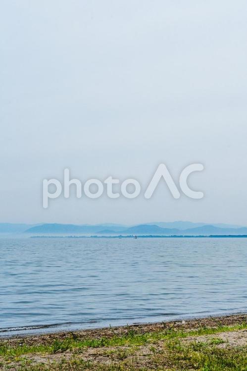 静けさ漂う琵琶湖と遠くの山々 琵琶湖,湖,日本の湖の写真素材