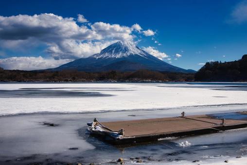 冬の富士山と精進湖 冬の富士山と精進湖 富士山,精進湖,冬の写真素材