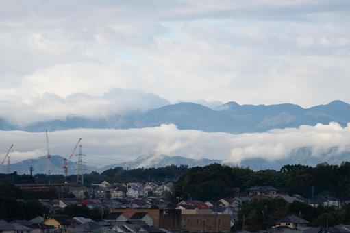 雲の上に見える丹沢の山々の写真