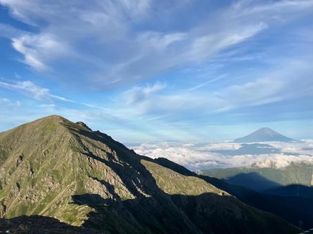 荒川中岳山頂より 悪沢岳と富士山2 荒川中岳山頂より 悪沢岳と富士山2の写真