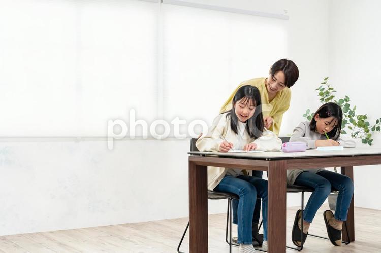 勉強を教える女性 宿題,勉強,家庭教師の写真素材