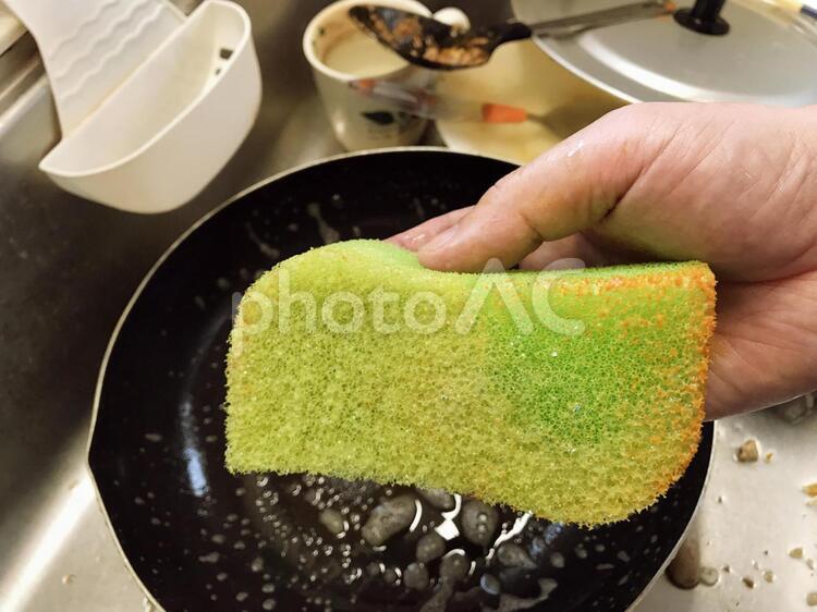 カレー鍋を洗った後に汚れたスポンジ 食器洗い,カレー,スポンジの写真素材