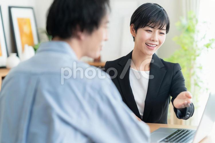 若い男性に営業をするビジネスウーマン ビジネスウーマン,商談,ビジネスの写真素材