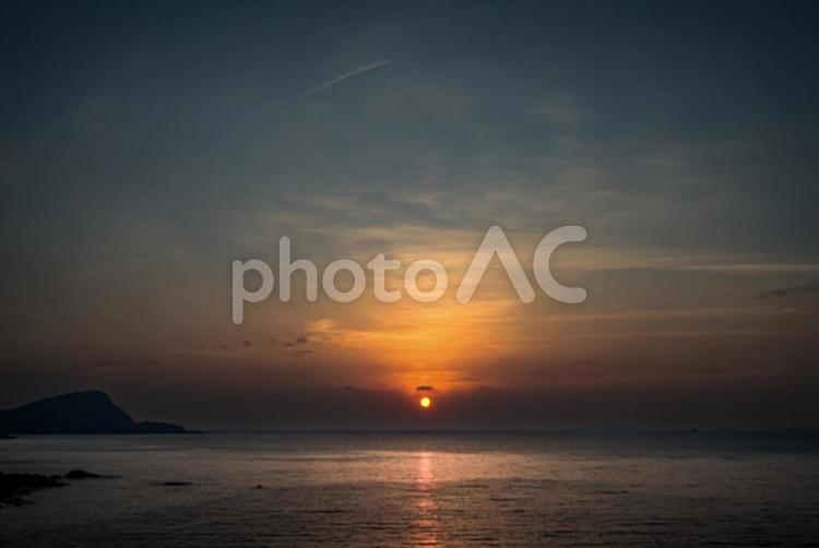 ＜五島夜明け＞鐙瀬溶岩海岸の日の出と水光 空,風景,晴天の写真素材