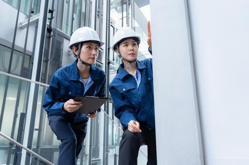 ビルメンテナンスする女性エンジニア 不動産,エンジニア,メンテナンスの写真素材