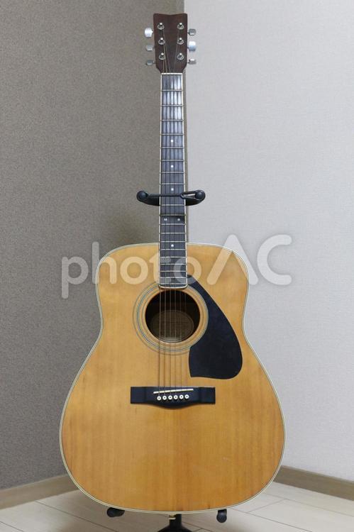 お洒落な壁紙とギター ギター,アコギ,楽器の写真素材