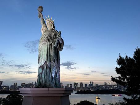夕方のお台場 夕焼けと自由の女神像 夕方のお台場 夕焼けと自由の女神像 自由の女神像,ライト,東京の写真素材