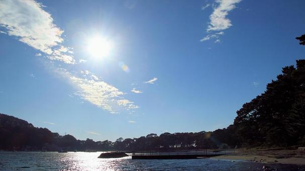 晩秋の日差しを浴びるて輝く御浜岬の海 海,晩秋,日差しの写真素材