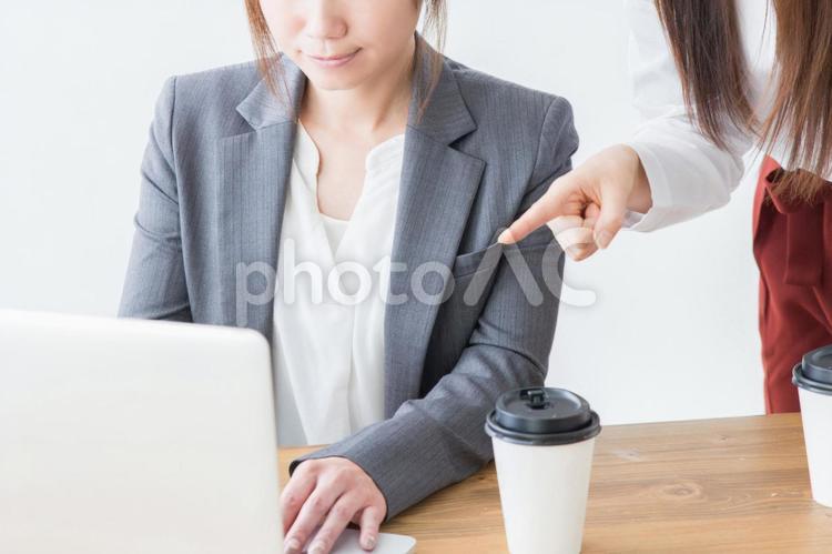 打ち合わせするビジネスウーマン（笑顔） パソコン,打ち合わせ,女性の写真素材