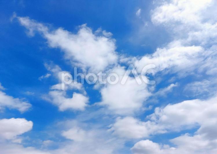 さわやかな青い空と白い雲④ 青空,空,秋空の写真素材