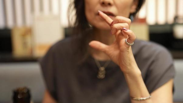 女性とジェスチャー 女性とジェスチャーの写真
