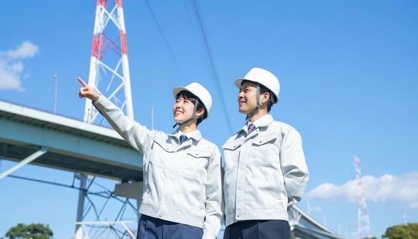 建設作業員男女2人が空を見上げ指差しする 建設作業員男女2人が空を見上げ指差しするの写真
